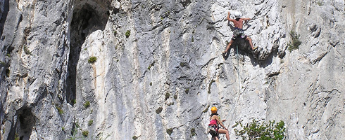 Leire and Zigor going up the “Coño de la Bernarda” (7a) in Sorginkobetagane (third spur)