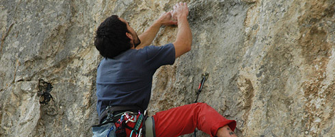 Mikel peleando en la Movimientos epilépticos (7c+) de Usokobetagane (La Puerta)