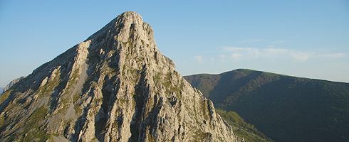 El Alluitz parece inexpugnable pero no lo es; buscaremos su cara noreste para acceder a la cima