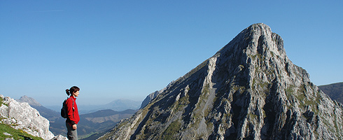 En la cima del Astxiki con el Alluitz detrás