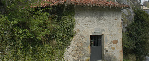 Santo Cristo Chapel with the Eguzkiarre wall behind. Legend has it that this Chapel was built to stop the raids from the Lamias or gods that lived in a cave located just behind