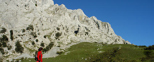 The rocky mass of mount Alluitz rises up above us