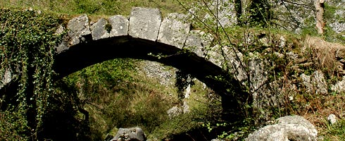 Antiguo puente de piedra en Atxarte