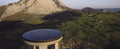 Mesa de orientación en la cima del Urkiolagirre con el Anboto detrás