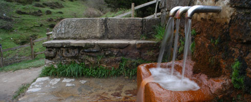 Reddish waters from the Pol-Pol spring.