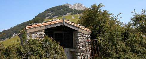 Ermita de Santa Bárbara en el collado de Larrano