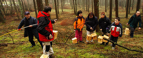 Friends of Urkiola placing nesting boxes for birds
