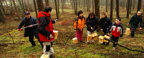 Amigos de Urkiola colocando cajas-nido para pájaros