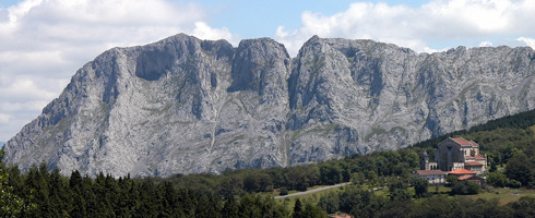 Vista del Santuario de Urkiola con el monte Alluitz detrás. Verano.